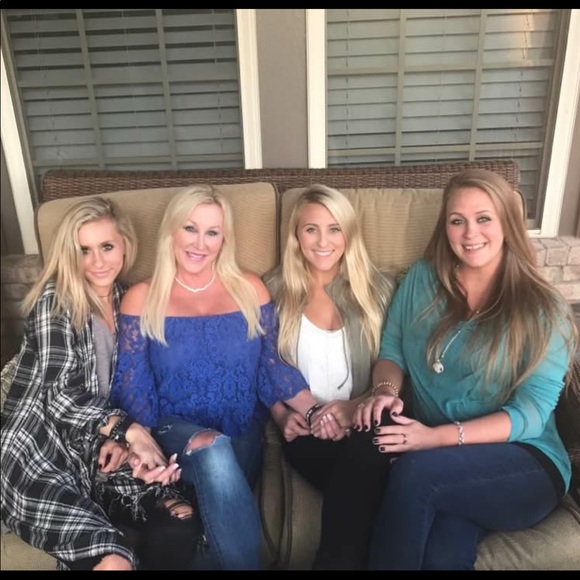 Meet your Posher, Suzanne - Picture 2 of 3